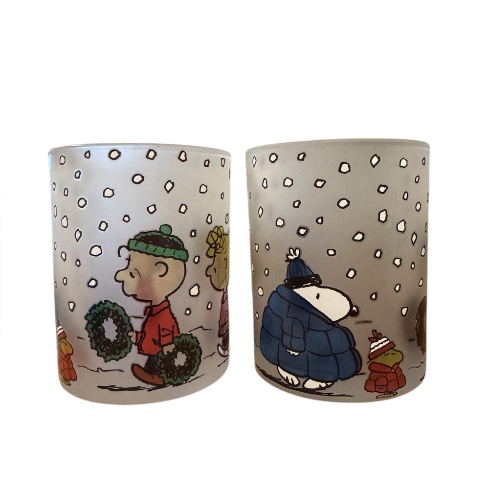 Gift Bundle of 2 Peanuts Snoopy Frosted Drinking Glasses Holiday Set New